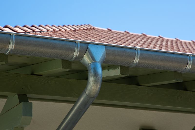 Gutter system with seamless design